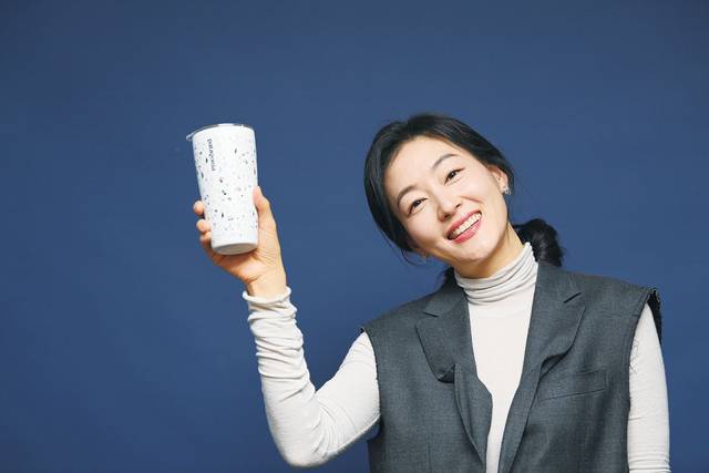‘환경 지킴이’로 활동하며 “작은 실천이면 충분하다”고 강조하는 배우 박진희가 평소 휴대하고 다니는 텀블러를 들고 환하게 미소짓고 있다. 박윤슬 기자
