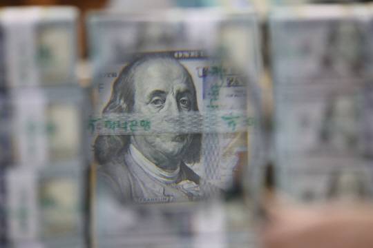 3월 8일 서울 중구 하나은행 위변조대응센터에서 직원이 달러화를 정리하고 있다. 뉴시스