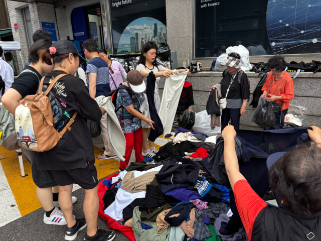 29일 서울 동대문 평화시장 인근 ‘동대문 일요시장’에서 시민들이 옷을 고르고 있다.