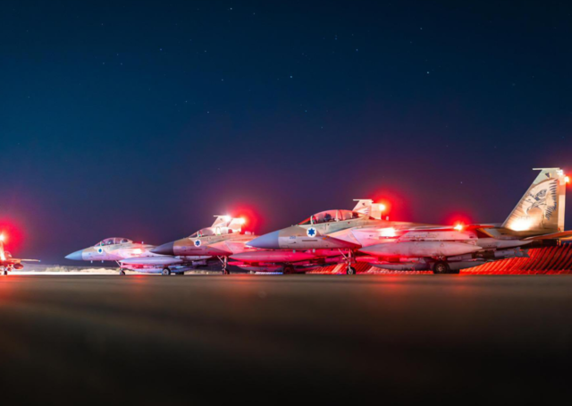 이스라엘 공군기지에서 출격을 대기하고 있는 전투기들. 이스라엘군 X 캡처