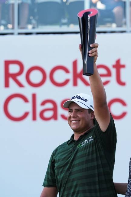 남아프리카공화국의 올드리치 포트지터가 30일(한국시간) 미국 미시간주 디트로이트의 디트로이트 골프클럽에서 막 내린 PGA투어 로켓 클래식에서 5차 연장 끝에 우승을 확정한 뒤 트로피를 들고 환하게 웃고 있다. AP뉴시스