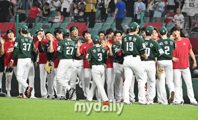 27일 오후 인천광역시 문학동 SSG랜더스필드에서 진행된 '2025 프로야구 KBO리그' SSG랜더스와 한화이글스의 경기. SSG 선수들이 8-6으로 승리한 뒤 환호하고 있다./마이데일리