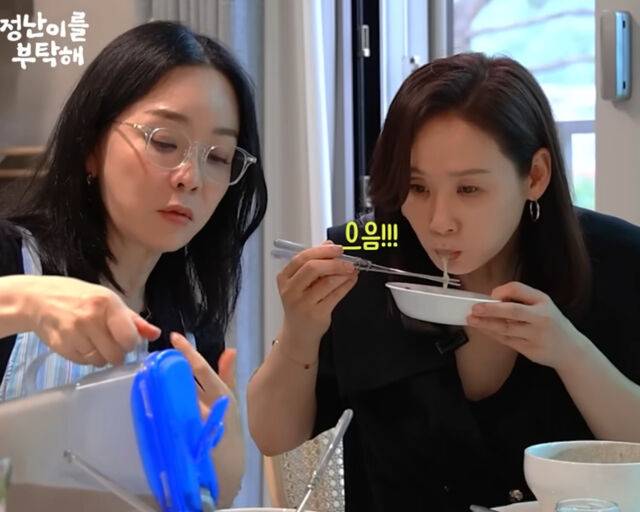 김선영이 김정난이 만든 음식을 맛있게 먹고 있다. / 유튜브 '정난이를 부탁해' 캡처