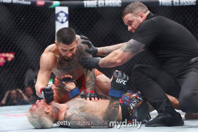 올리베이라(아래)에게 파운딩을 날리는 토푸리아. /게티이미지코리아