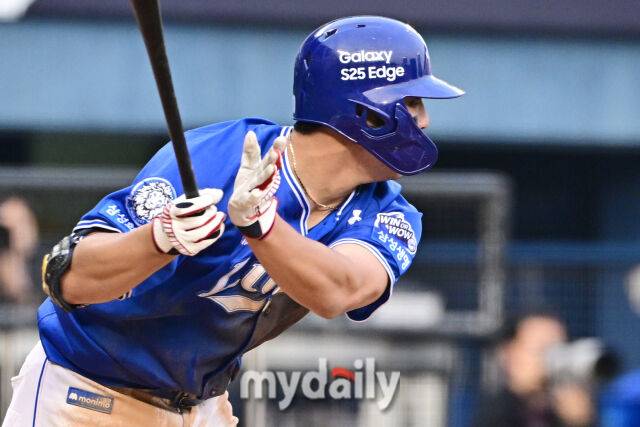 31일 서울 잠실야구장에서 열린 '2025 신한 SOL BANK KBO리그' 삼성 라이온즈와 LG 트윈스 경기. 삼성 김영웅이 6회초 2사 1-2루에 1타점 적시타를 치고 있다./마이데일리