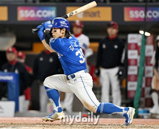 29일 오후 인천광역시 문학동 SSG랜더스필드에서 진행된 '2025 프로야구 KBO리그' SSG랜더스와 삼성라이온즈의 경기. 삼성 김성윤이 9회초 2사 3루서 1타점 적시타를 치고 있다./마이데일리