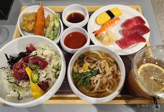 서울 강남구 ‘개포래미안포레스트’ 아파트 단지 내에서 제공하는 식사 서비스. [독자 제공]