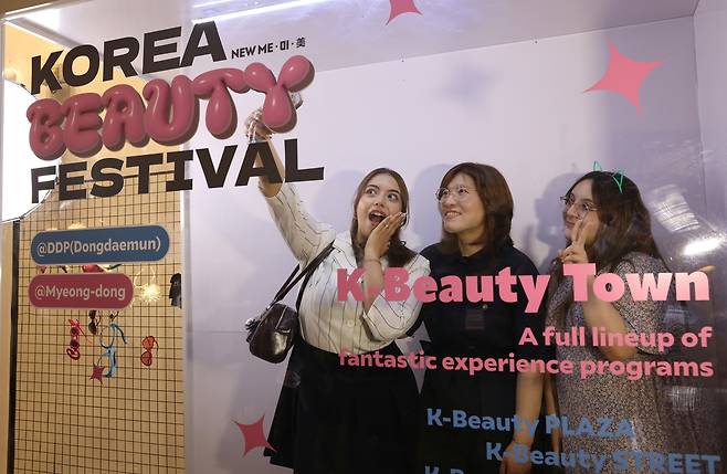 최근 진행된 K-뷰티 코리아 페스티벌. K-뷰티, K-푸드, K-컬쳐에 열광하는 미주, 유럽, 일본, 중국, 대만 관광객들의 증가세가 향후 K-관광 탄탄대로를 예감케 한다. 관광공사 임직원들이 어려움속에서도 1년여 지구촌 농사를 잘 지어놓은 덕분으로 평가된다.