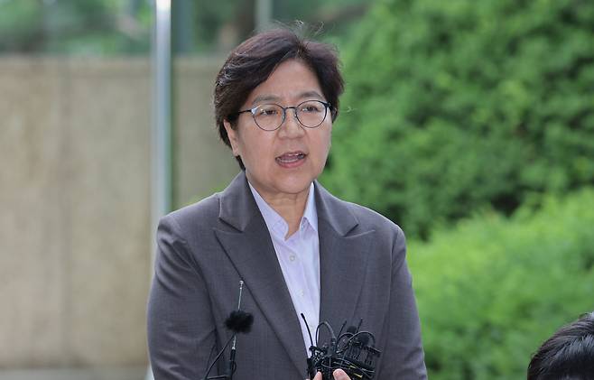 정은경 보건복지부 장관 후보자가 30일 서울 중구 남대문로에 마련된 인사청문회 준비 사무실로 출근하며 취재진 질문에 답하고 있다. 연합뉴스