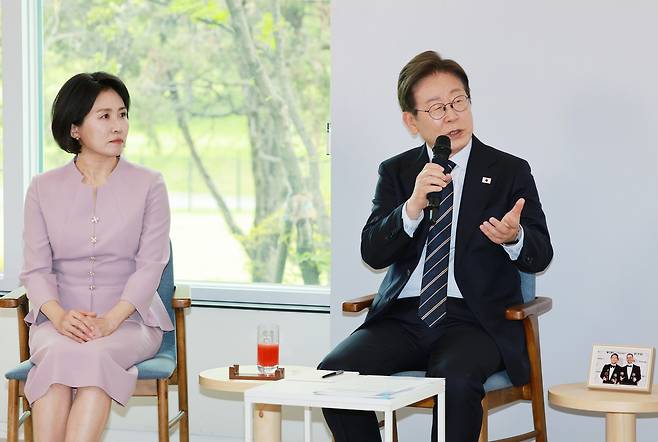 이재명 대통령이 30일 서울 용산 대통령실 파인그라스에서 열린 문화예술계 수상자 간담회에 김혜경 여사와 함께 참석해 발언하고 있다. [연합]