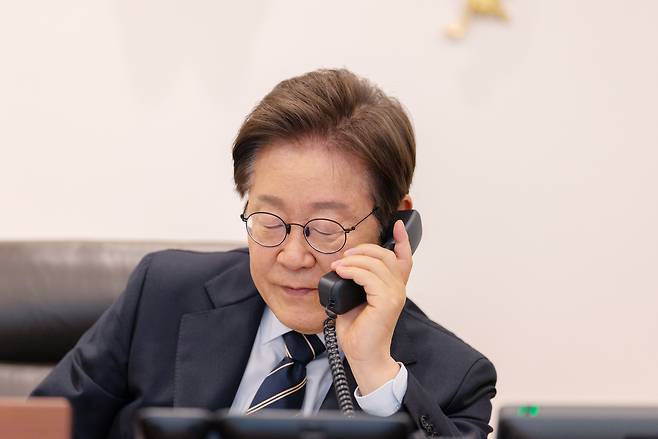 이재명 대통령이 30일 서울 용산 대통령실 청사 집무실에서 로런스 웡 싱가포르 총리와 전화 통화를 하고 있다. [연합]