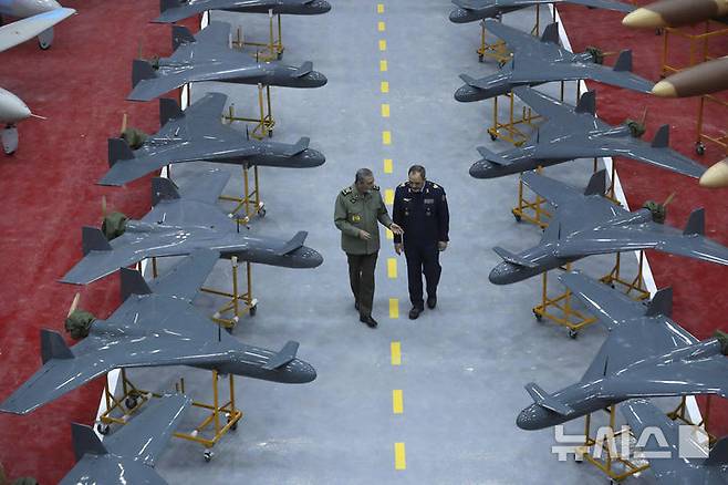 [AP/뉴시스] 이란 국방부가 지난 1월 제공한 사진에 압돌라힘 무사비 이란군 총사령관(왼쪽)과 아지즈 나시르자데 국방장관이 미상의 장소에서 대화하고 있다. 이란이 이스라엘의 휴전 협정 준수 의지에 심각한 의문을 갖고 있다며, 공격을 재개하면 대응할 것이라고 경고했다. (사진=뉴시스DB) 2025.06.30.