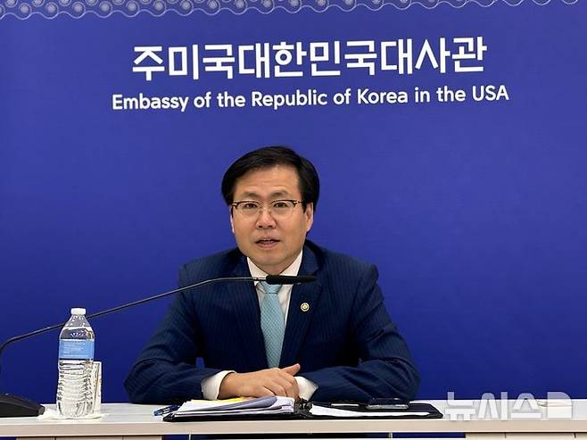 [워싱턴=뉴시스]이윤희 특파원 = 여한구 산업통상자원부 통상교섭본부장이 27일(현지 시간) 주미대사관에서 특파원 간담회를 열고 발언하고 있다. 2025.06.28.