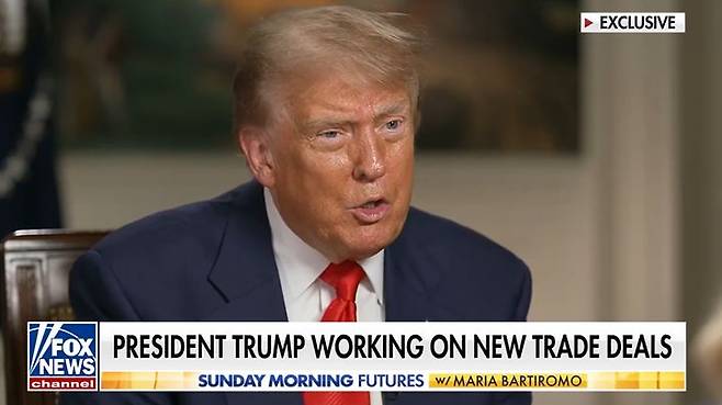 [서울=뉴시스] 29일(현지 시간) CNBC에 따르면 트럼프 대통령은 이날 방영된 폭스뉴스와의 인터뷰에서 "이민자들이 세금을 내고 농부들이 어느 정도 통제권을 가질 수 있는 일종의 임시 허가를 줄 것"이라며 "우리는 현재 그 작업을 추진 중"이라고 말했다. 사진은 도널드 트럼프 미국 대통령. 2025.06.30. *재판매 및 DB 금지