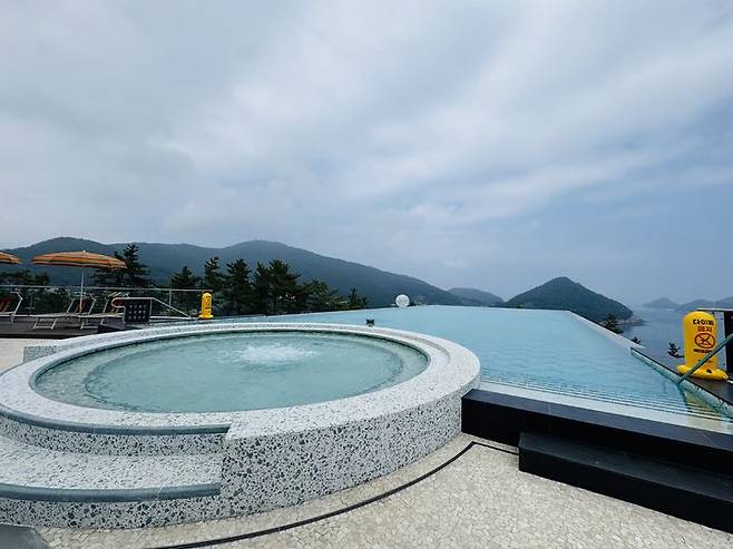 [남해=뉴시스] 쏠비치 남해 인피니티풀. (사진=뉴시스) photo@newsis.com  *재판매 및 DB 금지