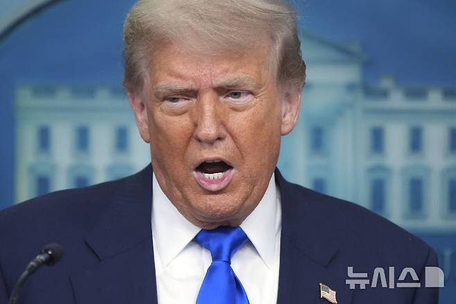 [워싱턴=AP/뉴시스] 29일(현지 시간) AP통신, BBC에 따르면 CBO는 이번 감세 법안이 제정되면 2034년까지 미국인 1180만 명이 추가로 건강보험 혜택을 잃게 될 것이라 예측했다. 이는 하원안에서 예측된 1090만 명보다 더 늘어난 수치다. 사진은 도널드 트럼프 미국 대통령. 2025.06.30.