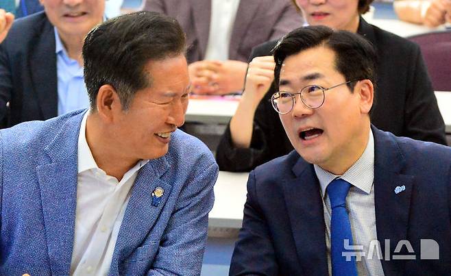 [청주=뉴시스] 서주영 기자 = 더불어민주당 당대표 예비후보인 박찬대·정청래 의원이 29일 오후 충북 청주시 오스코에서 열린 더민주전국혁신회의 2025 전국대회에서 대화를 하고 있다. 2025.06.29. juyeong@newsis.com