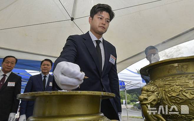 [평택=뉴시스] 황준선 기자 = 김용태 국민의힘 비상대책위원장이 29일 경기 평택시 해군 제2함대사령부에서 열린 '제2연평해전 승전 23주년 기념식'에서 분향을 하고 있다. (공동취재) 2025.06.29. hwang@newsis.com