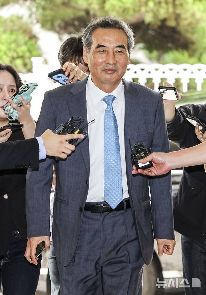 [서울=뉴시스] 황준선 기자 = 윤석열 전 대통령의 부인 김건희 여사 의혹을 수사하는 민중기 특별검사가 30일 오전 서울 서초구 사무실로 출근하고 있다. 2025.06.30. hwang@newsis.com