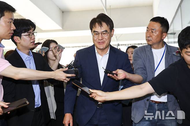 [서울=뉴시스] 황준선 기자 = 윤석열 전 대통령의 부인 김건희 여사 의혹을 수사하는 민중기 특별검사팀의 김형근 특검보가 30일 오전 서울 서초구 사무실로 출근하며 취재진의 질문에 답변하고 있다. 2025.06.30. hwang@newsis.com