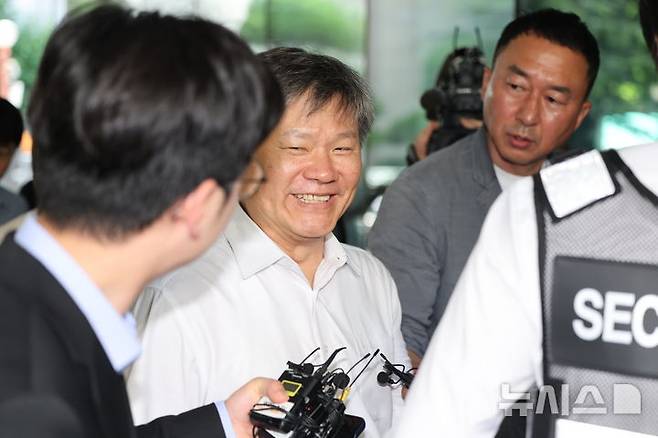 [서울=뉴시스] 황준선 기자 = 윤석열 전 대통령의 부인 김건희 여사 의혹을 수사하는 민중기 특별검사팀의 문홍주 특검보가 30일 오전 서울 서초구 사무실로 출근하며 취재진의 질문에 답변하고 있다. 2025.06.30. hwang@newsis.com