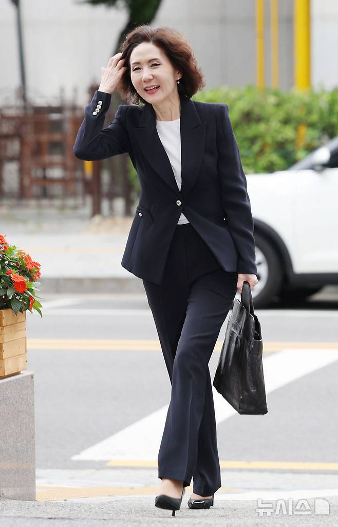 [서울=뉴시스] 김진아 기자 = 이진숙 사회부총리 겸 교육부 장관 후보자가 30일 오전 서울 여의도 한국교육시설안전원에 마련된 인사청문회 준비 사무실로 출근하고 있다. 2025.06.30. bluesoda@newsis.com