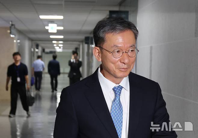 [서울=뉴시스] 고승민 기자 = 정성호 법무부장관 후보자가 30일 서울 여의도 국회 의원회관으로 출근하고 있다. 2025.06.30. kkssmm99@newsis.com