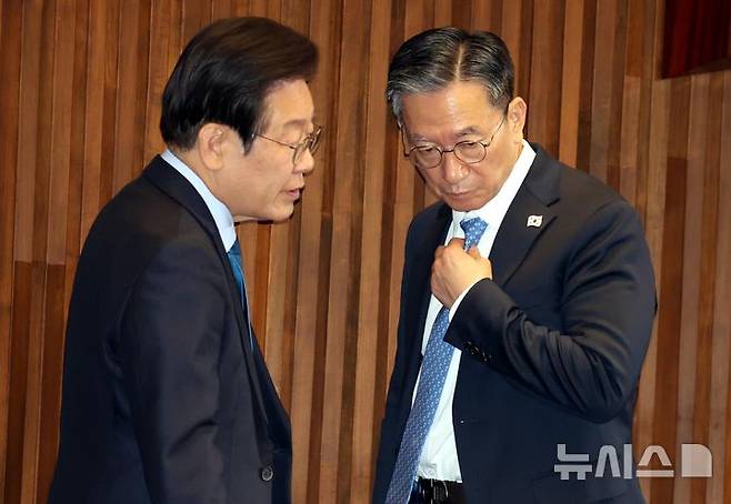 [서울=뉴시스] 조성봉 기자 = 이재명 대통령이 지난 2024년 12월 10일 서울 여의도 국회에서 열린 제418회국회(정기회) 제18차 본회의에서 정성호 더불어민주당 의원과 대화하고 있다. 2024.12.10. suncho21@newsis.com