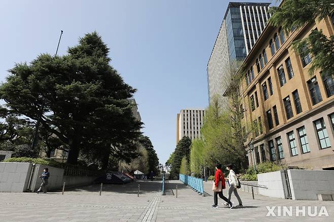 [도쿄=신화/뉴시스]한미일 등 최소 8개 국가의 14개 대학의 연구 논문에 인공지능(AI)용 비밀 명령문이 숨겨져 있었다고 30일 일본 니혼게이자이신문(닛케이)이 보도했다. 사진은 일본 도쿄 소재 와세다 대학. 2025.06.30.