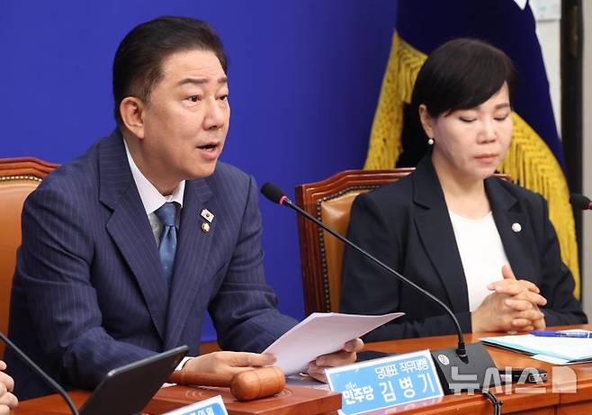 [서울=뉴시스] 조성봉 기자= 김병기 더불어민주당 당대표 직무대행 겸 원내대표가 30일 오전 서울 여의도 국회에서 열린 최고위원회의에서 발언을 하고 있다. 2025.06.30. suncho21@newsis.com