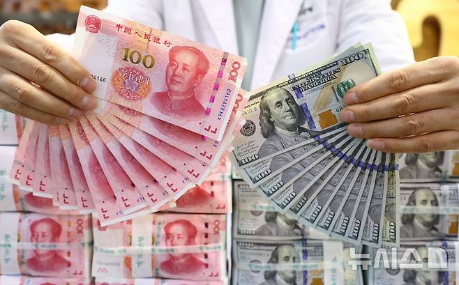 [서울=뉴시스] 황준선 기자 = 서울 중구 하나은행 위변조대응센터에서 직원이 달러화와 위안화를 정리하고 있다. 2025.06.30. hwang@newsis.com