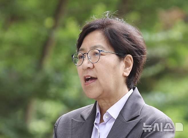 [서울=뉴시스] 김근수 기자 = 정은경 보건복지부 장관 후보자가 30일 서울 중구 T타워에 마련된 후보자 사무실로 출근하며 취재진의 질문에 답하고 있다. 2025.06.30. ks@newsis.com