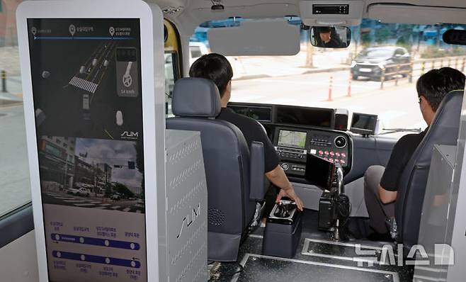 [서울=뉴시스] 조성우 기자 = 30일 서울 동작구 숭실대학교 앞 도로에서 '지역동행 자율주행버스'가 자율주행 기능을 이용해 사전 운행을 하고 있다.'지역동행 자율주행버스'는 자치구 단위 마을버스 성격으로 동작구에 최초로 도입되어 이날부터 2주간 사전 운행 후 오는 7월 14일부터 정식 운행한다.   2025.06.30. xconfind@newsis.com