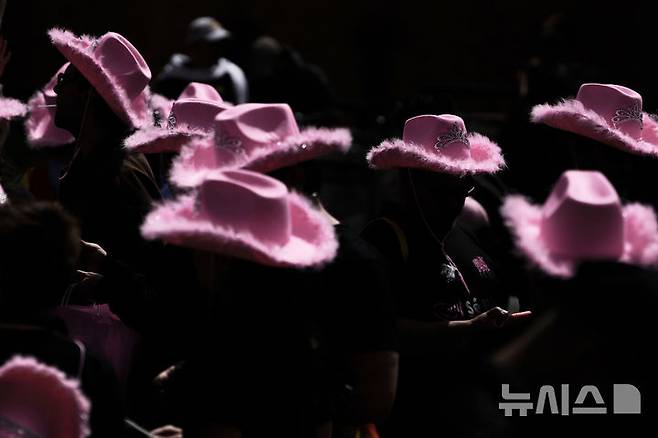 [보고타=AP/뉴시스] 29일(현지 시간) 콜롬비아 보고타에서 열린 프라이드 퍼레이드에서 분홍 모자를 쓴 참가자들이 행진하고 있다. 매년 6월은 '세계 성소수자 프라이드의 달'로 세계 곳곳에서 기념행사가 열린다. 2025.06.30.