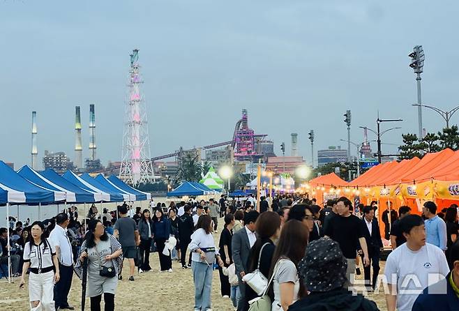 [포항=뉴시스] 송종욱 기자 = 경북 포항시가 야간 관광 콘텐츠로 육성 중인 '포항송도포장마차(포송마차)' 축제가 지난 13~21일 2주간 금·토요일 송도해수욕장 일원에서 열린 가운데 관광객 10만명이 다녀갔다. 사진은 '포송마차' 축제 현장 모습. (사진=포항시 제공) 2025.06.30. photo@newsis.com