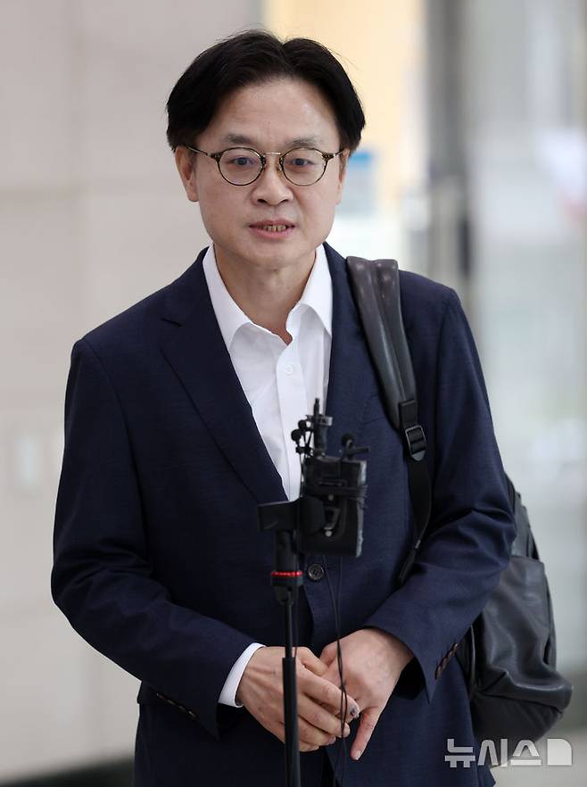 [서울=뉴시스] 조성우 기자 = 김정관 산업통상자원부 장관 후보자가 30일 오전 서울 강남구 한국기술센터에 마련된 인사청문회 준비 사무실에 출근하며 취재진 질문에 답변하고 있다. 2025.06.30. xconfind@newsis.com