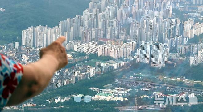 [서울=뉴시스] 박주성 기자 = 사진은 29일 서울 송파구 롯데월드타워 전망대 서울스카이에서 바라본 서울시내 아파트의 모습. 2025.06.29. park7691@newsis.com