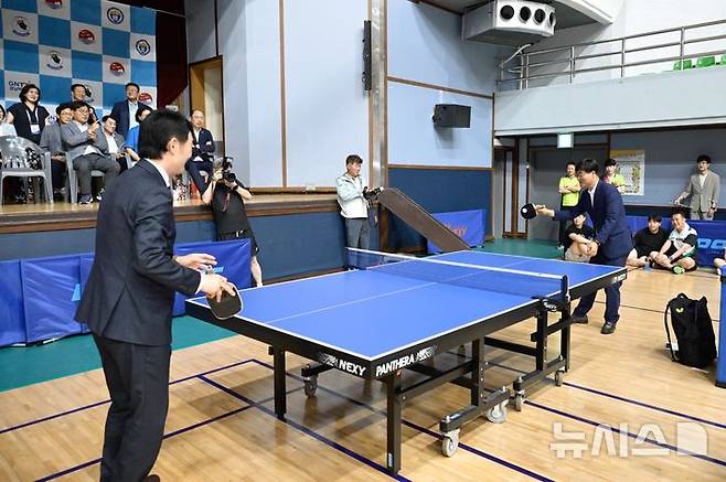 [거제=뉴시스] 신정철 기자= 거제시는 지난 28~29일 이틀간 전국 500개 팀, 850여 명의 생활체육 탁구 동호인이 참가한 가운데 거제시체육관 및 거제시탁구장에서 ‘제16회 거제시장배 전국 오픈탁구대회’를 성황리에 개최했다.사진은 변광용 시장(사진, 오른쪽)의 경기 모습.(사진=거제시 제공).2025.06.30. photo@newsis.com *재판매 및 DB 금지
