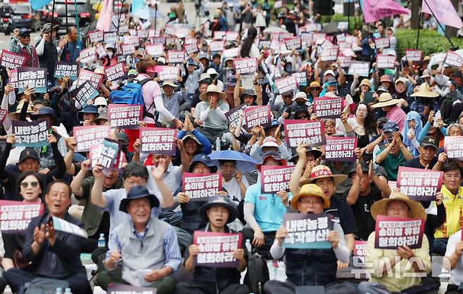 [서울=뉴시스] 김진아 기자 = 국민과 함께하는 농민의길을 비롯한 참석자들이 30일 서울 용산구 대통령실 인근에서 열린 '송미령 농림축산식품부 장관 유임 철회, 내란농정 즉각 청산, 1차 전국농민결의대회'에서 구호를 외치고 있다. 2025.06.30. bluesoda@newsis.com