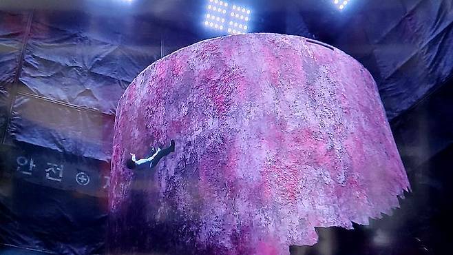 넷플릭스 오징어게임3. 스스로 죽음을 택한 성기훈 추락 장면.   *재판매 및 DB 금지