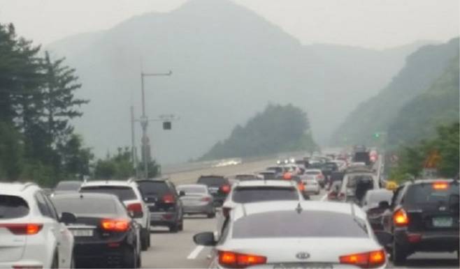 [춘천[뉴시스] 30일 강원경찰청(청장 엄성규)은 올 여름 피서철동안 동해안을 중심으로 도내 교통량 증가에 대비해 내달 1일부터 8. 31일까지 두 달간 특별 교통관리에 나선다고 밝혔다. 사진은 지난해  중앙고속도로 모습. syi23@newsis.com *재판매 및 DB 금지