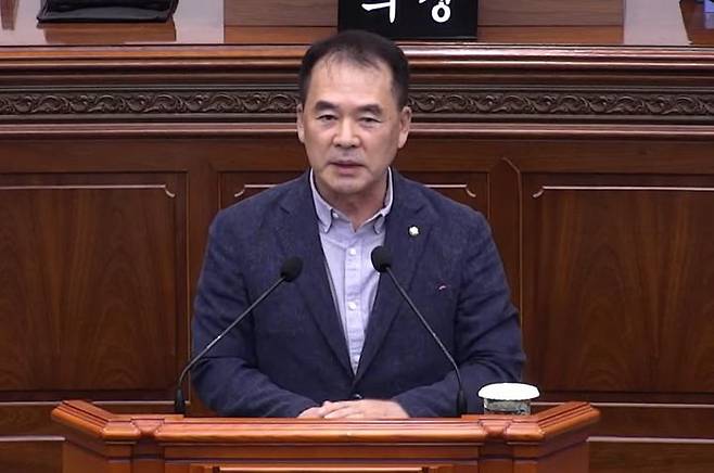 [창원=뉴시스] 강경국 기자 = 국민의힘 정길상 경남 창원시의원이 30일 열린 제144회 정례회 제4차 본회의에서 창원시 도시계획 조례 일부 개정 조례안에 대한 입장을 밝히고 있다. (사진=창원시의회 유튜브 갈무리). 2025.06.30. photo@newsis.com *재판매 및 DB 금지