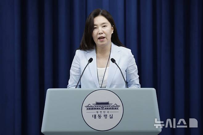 [서울=뉴시스] 최동준 기자 = 강유정 대변인이 30일 서울 용산구 대통령실 청사에서 문화예술인 간담회 및 취임 30일 기자회견 관련 브리핑을 하고 있다. 2025.06.30. photocdj@newsis.com
