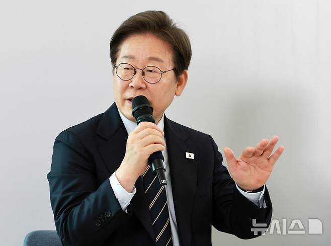 [서울=뉴시스] 고범준 기자 = 이재명 대통령이 30일 서울 용산 대통령실 파인그라스에서 열린 문화예술계 수상자 간담회에서 발언하고 있다. 2025.06.30. bjko@newsis.com