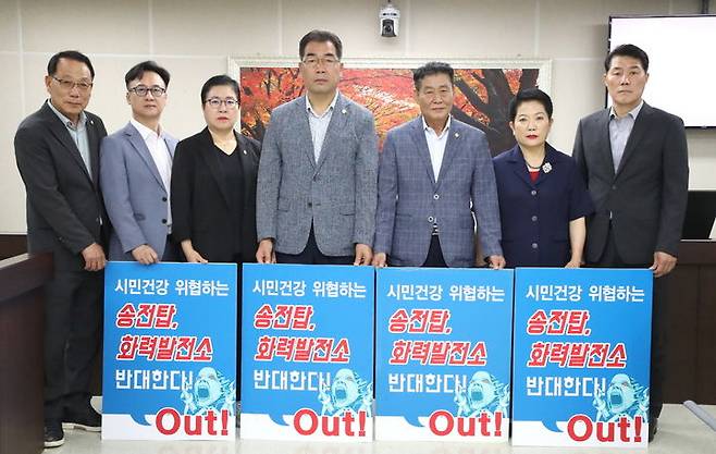 [정읍=뉴시스] 30일 출범한 정읍시의회 '송전선로 및 화력발전소 대책 특별위원회', 왼쪽부터 최재기 위원, 고성환 위원, 한선미 위원, 이상길 위원장, 고경윤 간사, 황혜숙 부위원장, 정상철 간사. *재판매 및 DB 금지