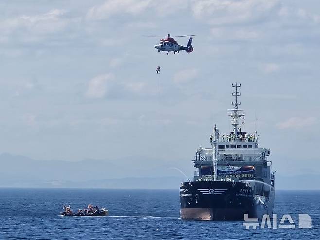 [포항=뉴시스] 30일 경북 포항 영일만항 인근 해상에서 올해 수난대비기본훈련 및 해상방제 합동훈련이 실시됐다. (사진=포항해양경찰서 제공) 2025.06.30. photo@newsis.com