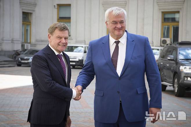 [키이우(우크라이나)=AP/뉴시스]요한 바데풀 독일 외무장관(왼쪽)이 30일 우크라이나 키이우에서 안드리 시비하 우크라이나 외무장관과 만나 악수하고 있다. 바데풀 장관은 이날 3년 넘게 이어지고 있는 우크라이나 전쟁에서 러시아와의 평화회담에 있어 우크라이나의 협상 입지 강화를 위해 독일은 우크라이나가 더 많은 무기를 더 빨리 생산할 수 있도록 지원할 것이라고 말했다. 2025.06.30.
