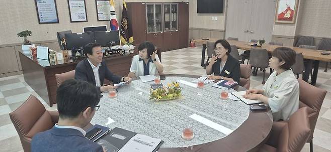 [의령=뉴시스]의령교육지원청, 권원만 도의원 초청 예산 정책 간담회.(사진=의령교육청 제공) 2025.06.30.photo@newsis.com *재판매 및 DB 금지