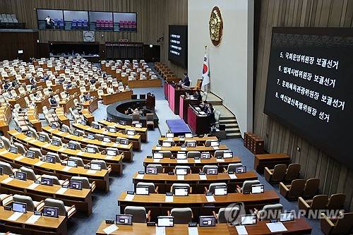 지난 27일 국회 본회의에서 우원식 국회의장이 국회 운영위원장·법제사법위원장·문화체육관광위원장 보궐선거, 예산결산특별위원장 선거 결과를 발표하는 모습. [사진 제공] 연합뉴스