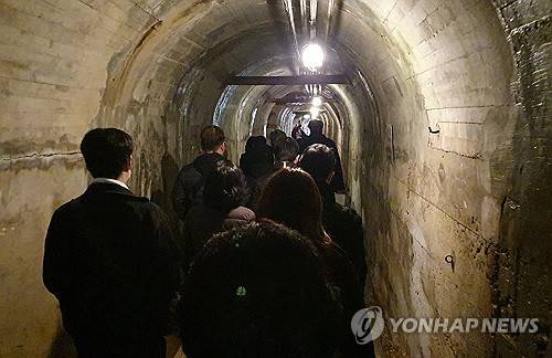 사도광산 갱도 찾은 한국인 희생자 유족들 (사도[일본]=연합뉴스) 박성진 특파원 = 사도광산 강제동원 한국인 희생자 유족들이 지난해 11월 25일 일본 니가타현 사도광산 조선인 기숙사 터에서 열린 추도식을 마친 뒤 갱도를 찾아 둘러보고 있다. 2024.11.25 sungjinpark@yna.co.kr